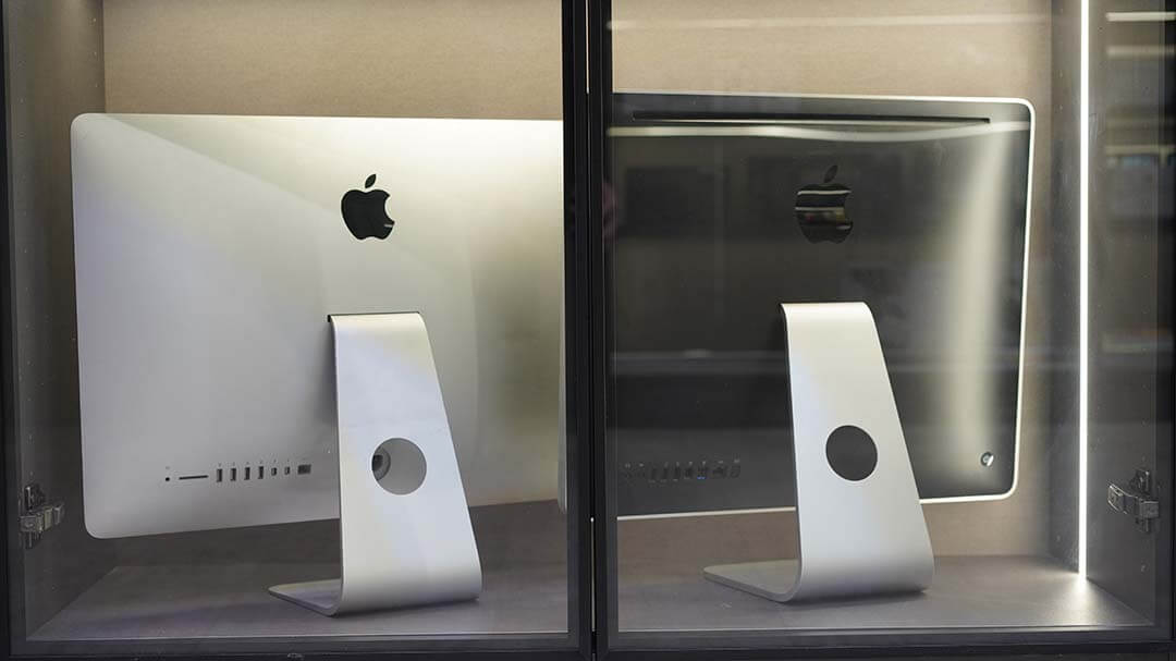 展示櫃中二手 iMac 背面陳列圖|桌上型蘋果電腦收購推薦
